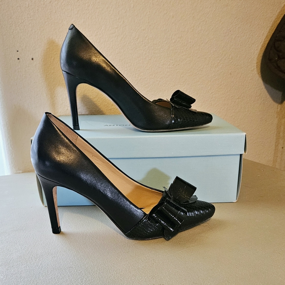 Antonio Melani Black Leather Pumps w/ added bow accent, Size 6.5